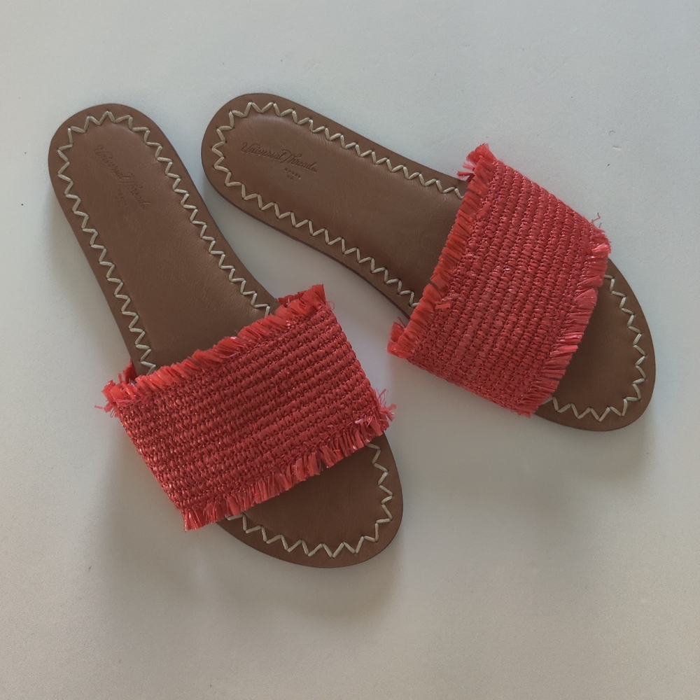 Flat sandals